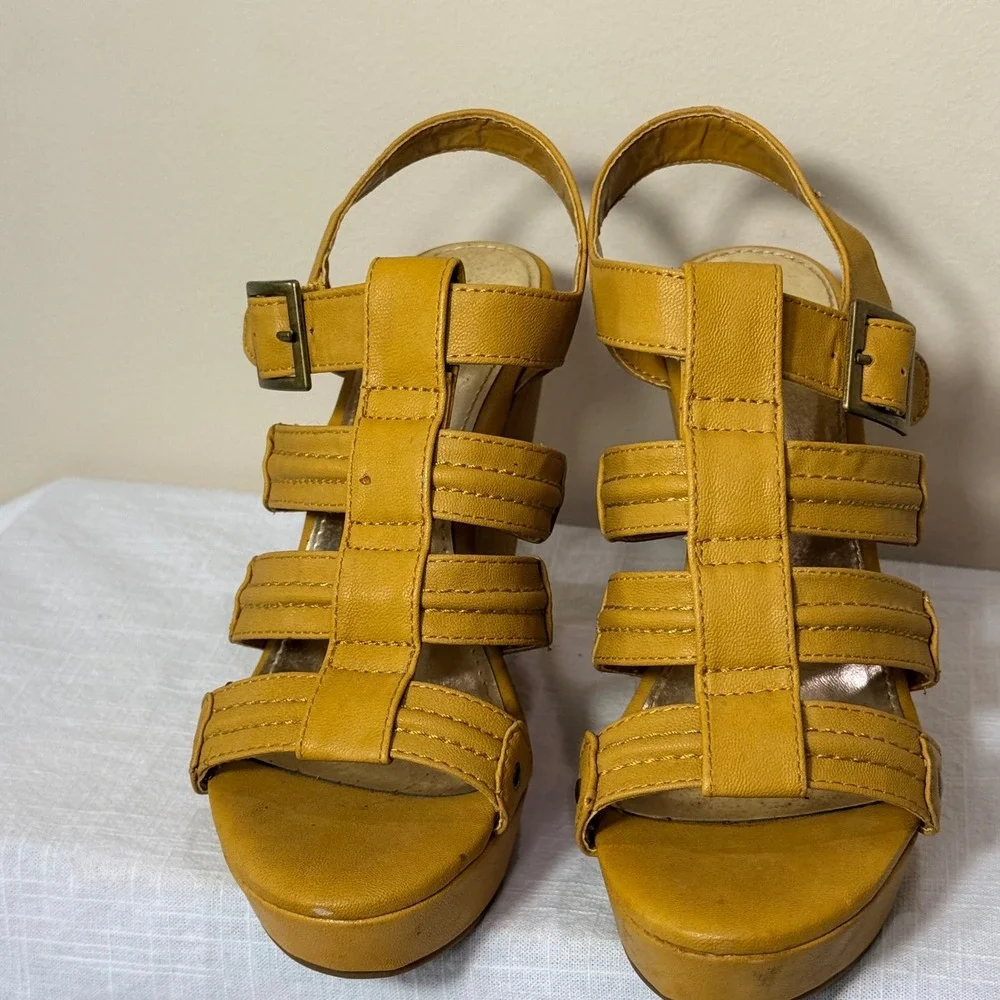 Xhilaration Yellow‎ Mustard Strappy Wedge Sandals Women's Size 5.5 Buckle